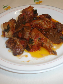 Una foto de Conejo con tomate y robellones