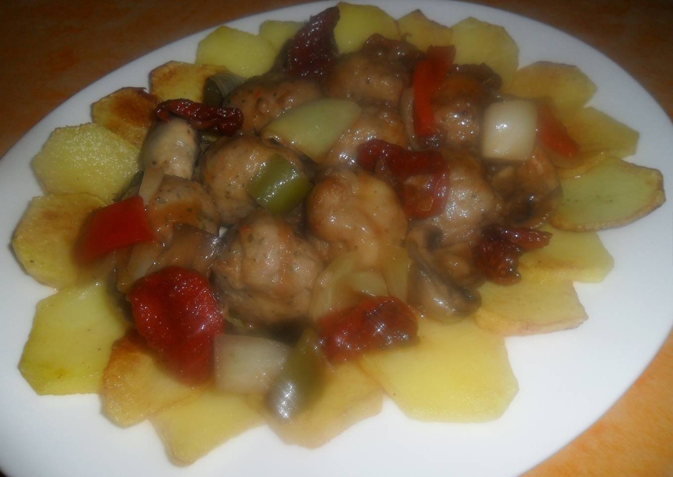 Albóndigas al vino con papas a la española