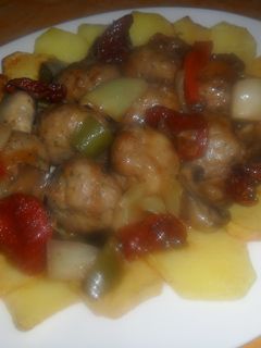 Una foto de Albóndigas al vino con papas a la española