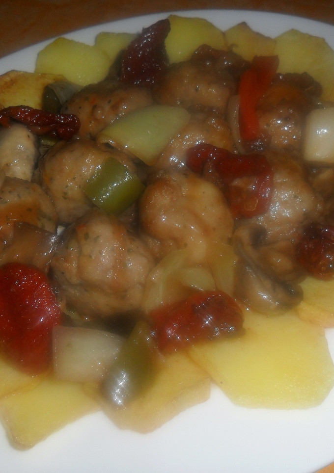 Una foto de Albóndigas al vino con papas a la española