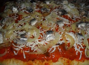 Foto principal de Pizza casera con sardinas y cebolla caramelizada