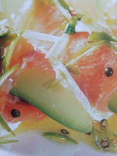 Una foto de Ensalada de aguacate y salmón con mozzarella