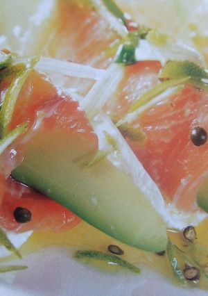 Una foto de Ensalada de aguacate y salmón con mozzarella