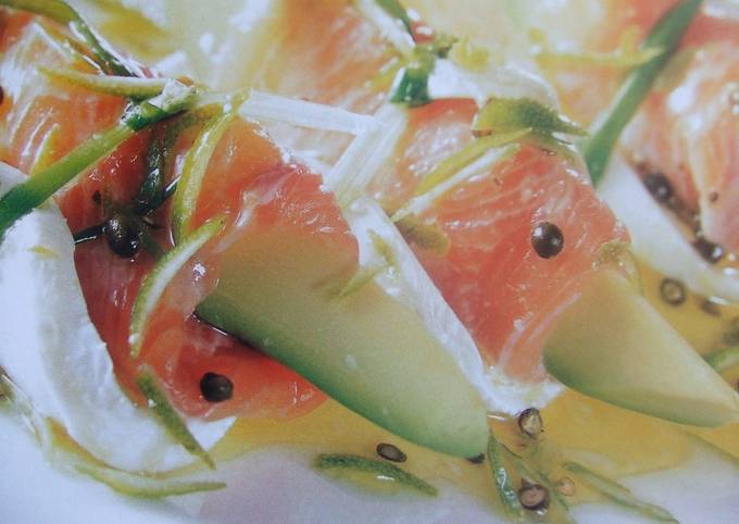 Foto principal de Ensalada de aguacate y salmón con mozzarella