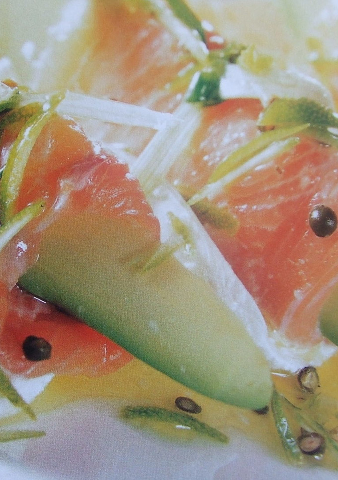 Una foto de Ensalada de aguacate y salmón con mozzarella