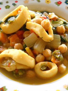 Una foto de Garbanzos con acelgas y calamar