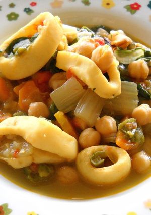 Una foto de Garbanzos con acelgas y calamar