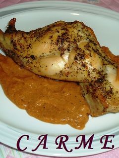 Una foto de Conejo asado con verduras y salsa