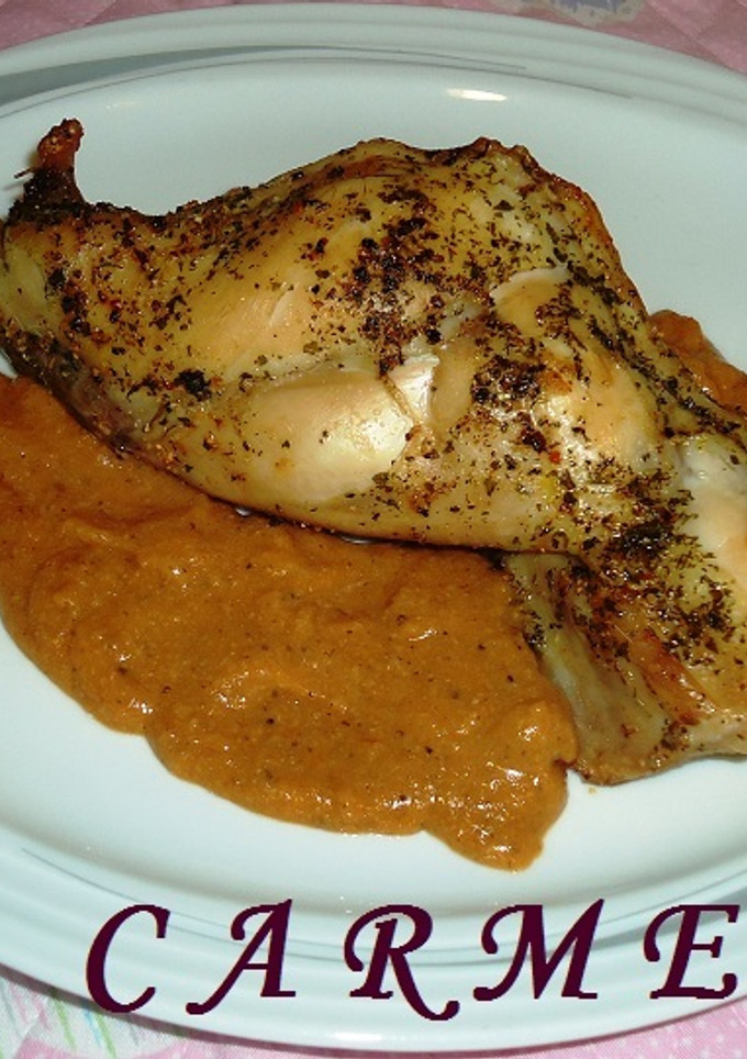 Una foto de Conejo asado con verduras y salsa