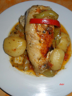 Una foto de Pollo entero a la cacerola con papas y verduras