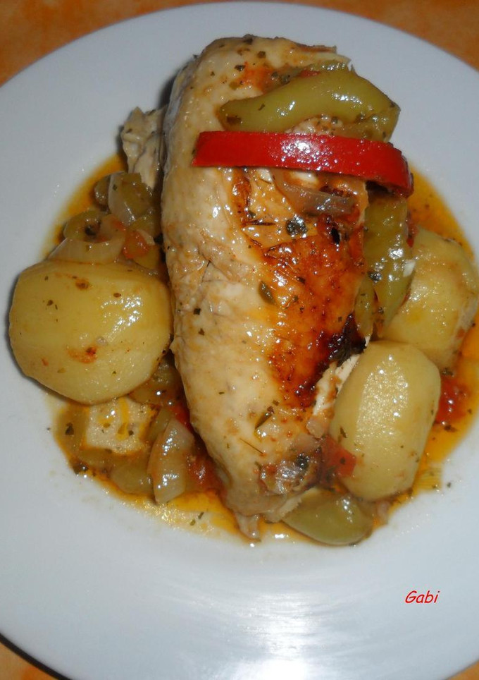 Una foto de Pollo entero a la cacerola con papas y verduras