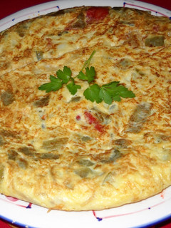 Una foto de Tortilla de bacalao con judías verdes y pimientos rojos
