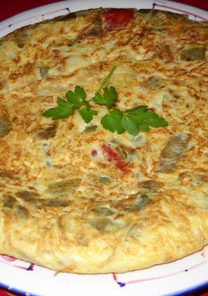 Una foto de Tortilla de bacalao con judías verdes y pimientos rojos