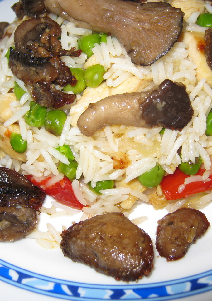 Una foto de Arroz con pollo y setas