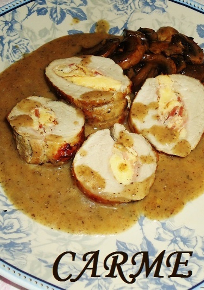 Una foto de Solomillo de cerdo relleno con salsa de champiñones