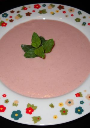 Una foto de Crema fría de remolacha