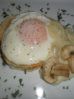 Una foto de Tostadas con huevos fritos y salsa bechamel de setas
