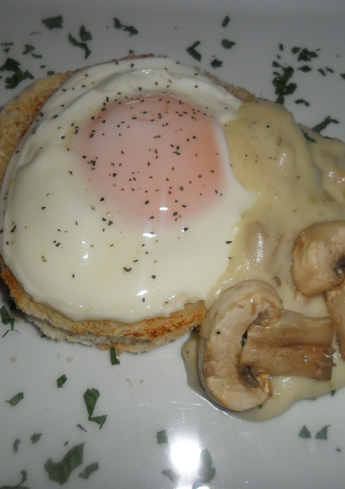 Una foto de Tostadas con huevos fritos y salsa bechamel de setas