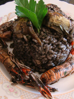 Una foto de Arroz negro con sepia y verduras