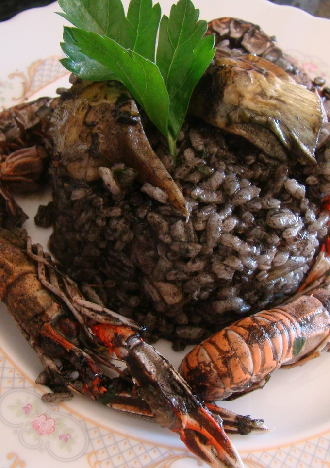 Una foto de Arroz negro con sepia y verduras