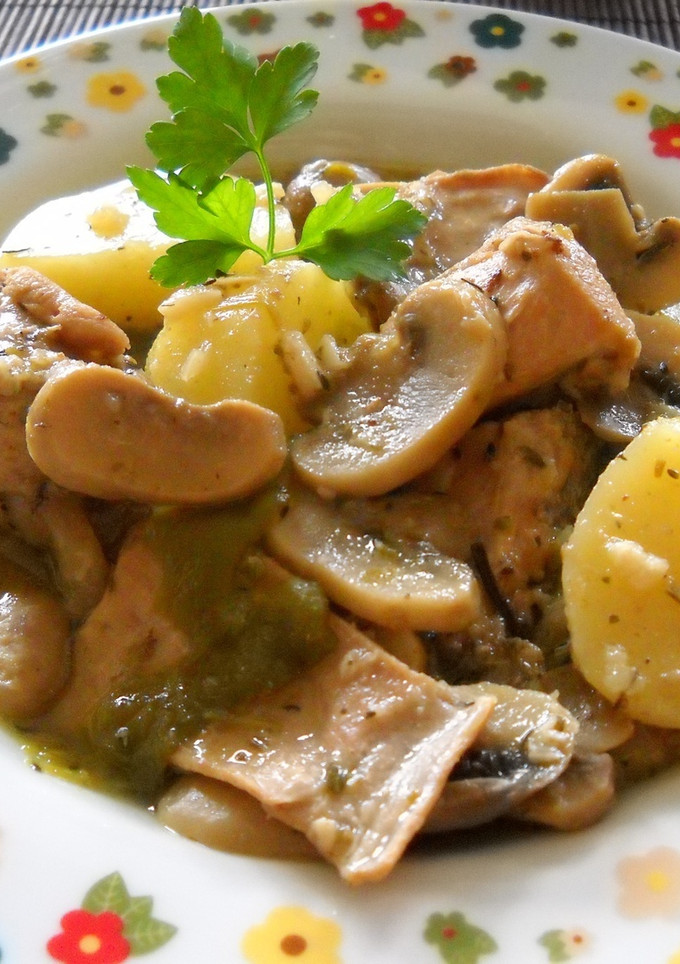 Una foto de Conejo con champiñones y patatas