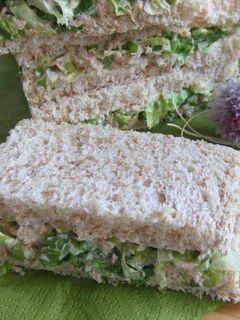 Una foto de Sándwich de atún con lechuga, maíz y nueces