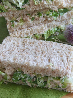 Una foto de Sándwich de atún con lechuga, maíz y nueces