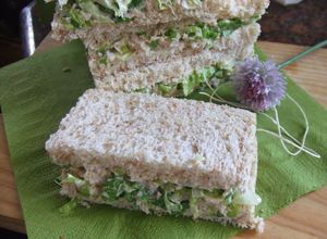 Foto principal de Sándwich de atún con lechuga, maíz y nueces