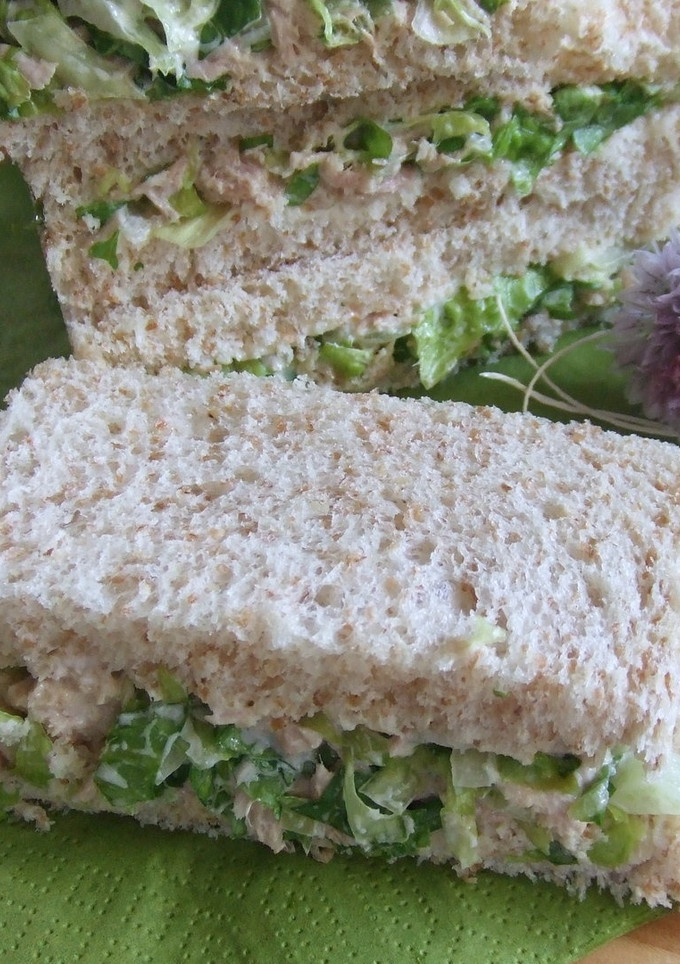 Una foto de Sándwich de atún con lechuga, maíz y nueces