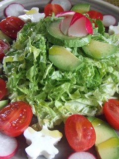 Una foto de Ensalada de col china con aguacate y queso fresco