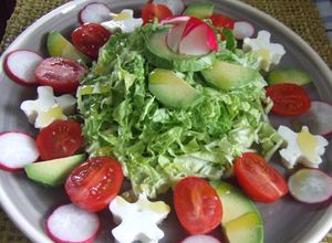 Foto principal de Ensalada de col china con aguacate y queso fresco