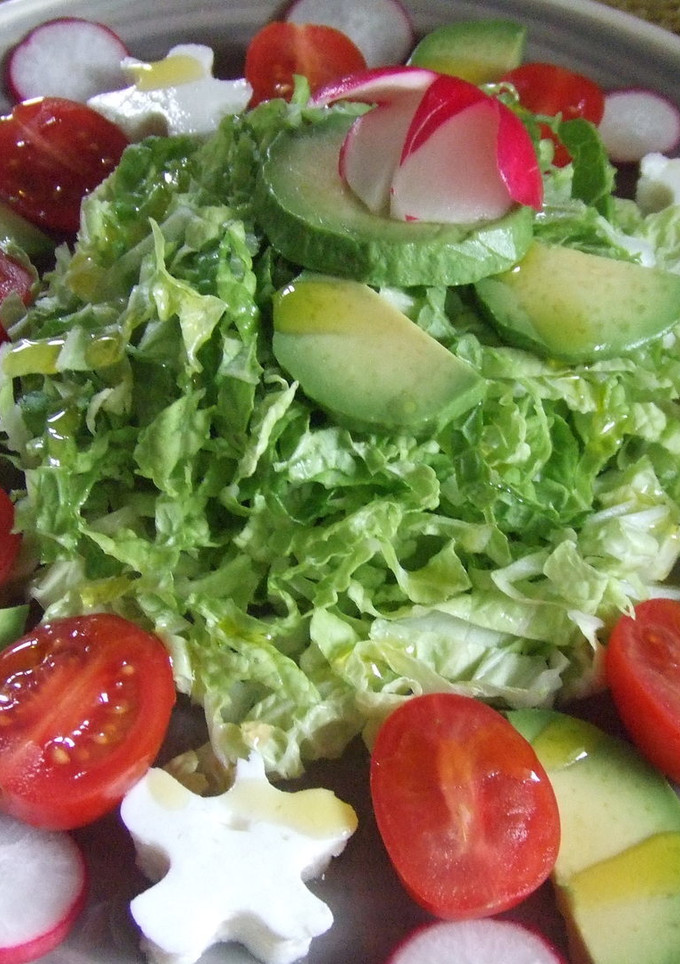 Una foto de Ensalada de col china con aguacate y queso fresco