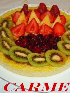 Una foto de Flan con frutas frescas