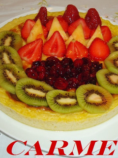 Una foto de Flan con frutas frescas