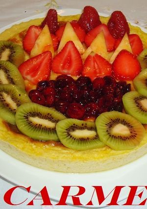 Una foto de Flan con frutas frescas