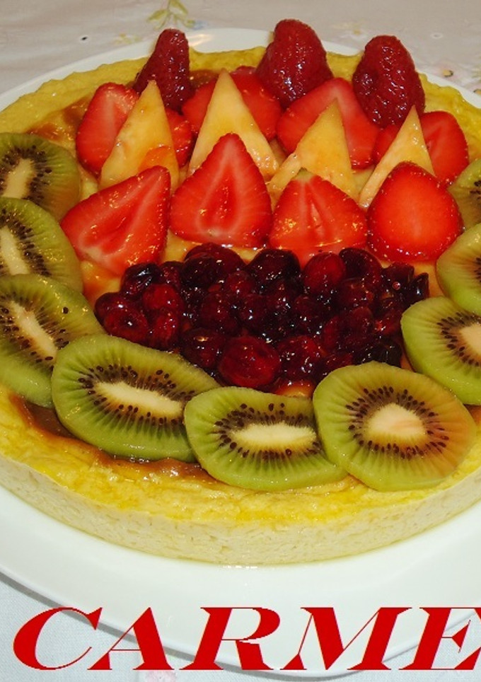 Una foto de Flan con frutas frescas
