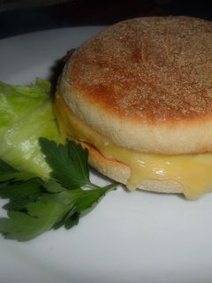 Una foto de English muffin con tortilla, queso y bacon
