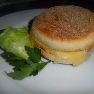 English muffin con tortilla, queso y bacon