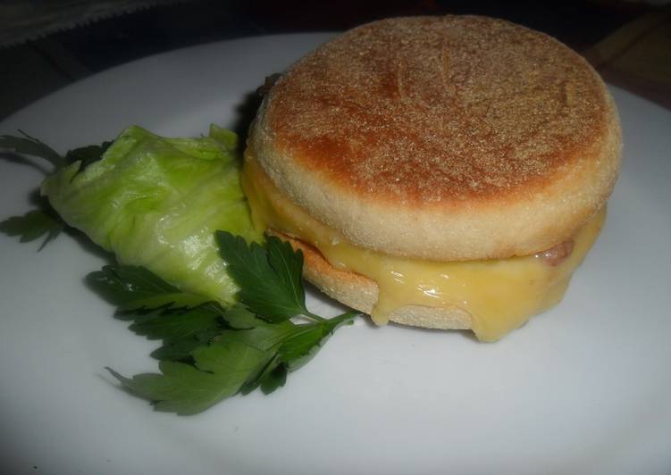 English muffin con tortilla, queso y bacon