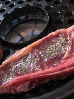 Una foto de Bifes de costillas a la parrigas