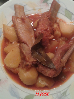 Una foto de Patatas a la riojana con pimiento choricero