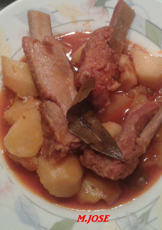 Una foto de Patatas a la riojana con pimiento choricero