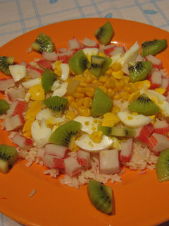 Una foto de Ensalada de arroz con kiwi y palitos de cangrejo