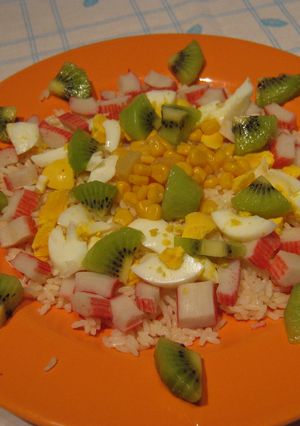 Una foto de Ensalada de arroz con kiwi y palitos de cangrejo