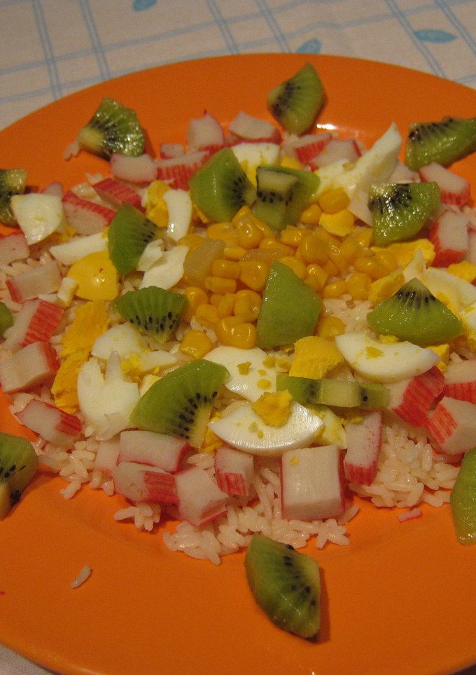 Una foto de Ensalada de arroz con kiwi y palitos de cangrejo