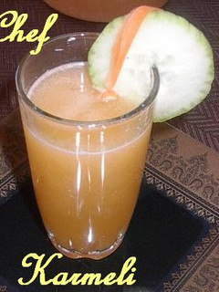 Una foto de Agua fresca de frutas, pepino y zanahoria