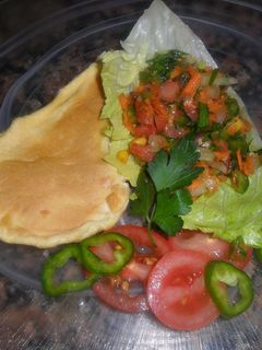 Una foto de Tortilla soufflé con ensalada de colores
