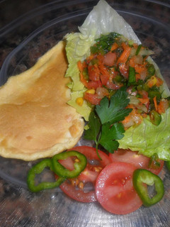Una foto de Tortilla soufflé con ensalada de colores