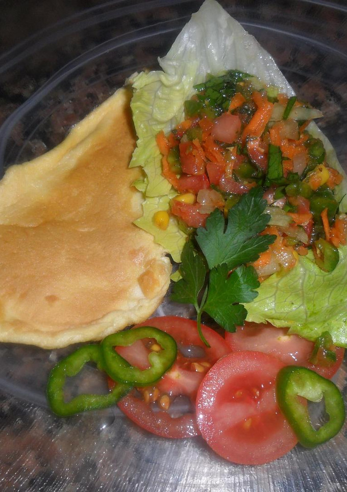 Una foto de Tortilla soufflé con ensalada de colores