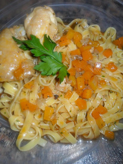 Una foto de Tallarines con pollo en salsa de cava
